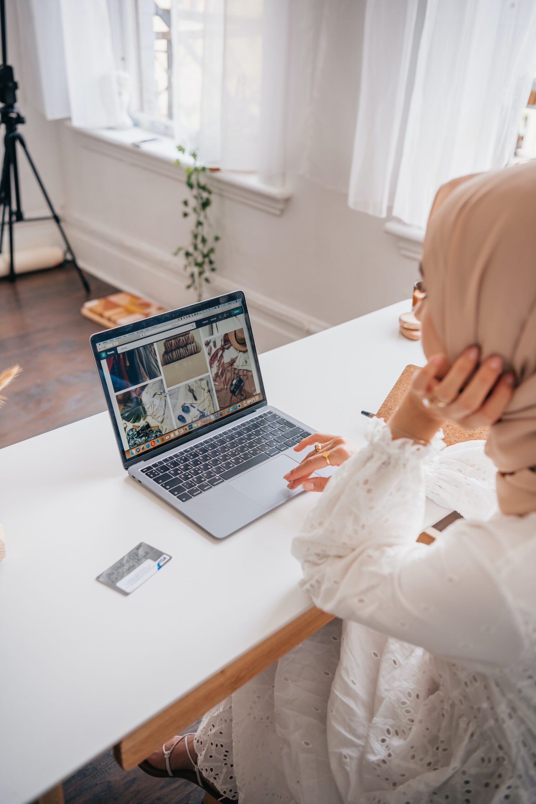Image Article Comment porter le hijab avec un petit budget 1 scaled