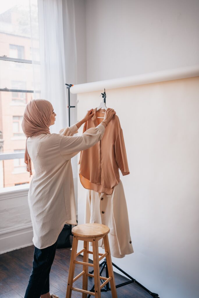 Image Article Comment porter le hijab avec un petit budget 2 scaled