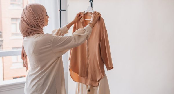 Image Article Comment porter le hijab avec un petit budget 2 scaled